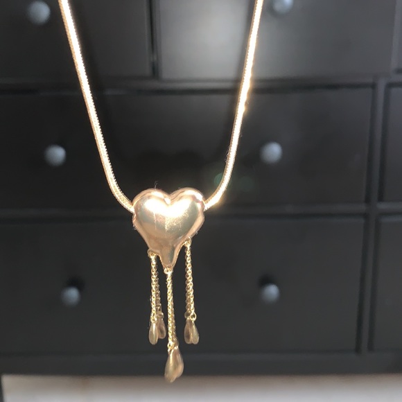 Bleeding heart necklace, in gold, perfect for a dramatic look - Picture 2 of 2